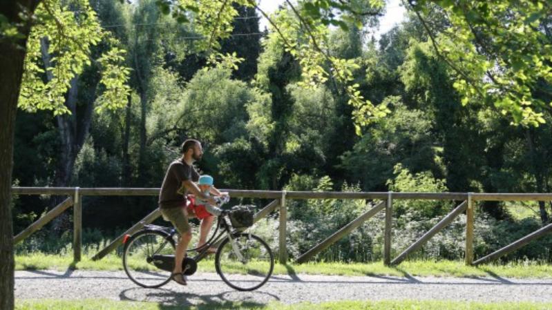 Biking along the canals from Casalecchio to Castel Maggiore 