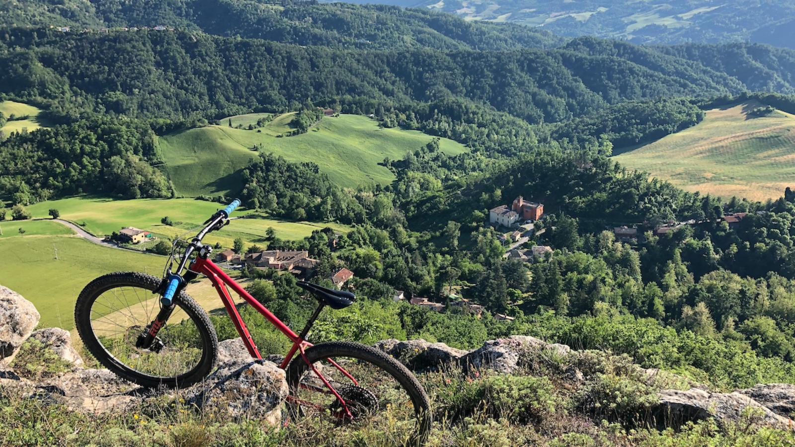 Panorama Loiano con bicicletta ph. Comune di Loiano