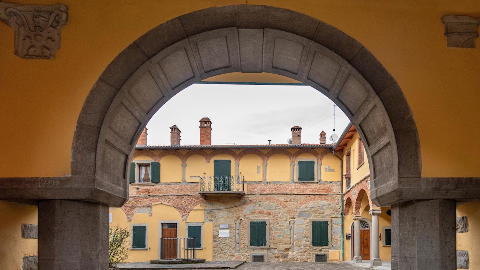 Olivetan cloister with the cistern 